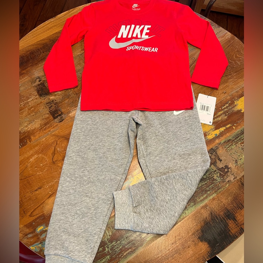 NWT Nike Youth 2 Piece Set